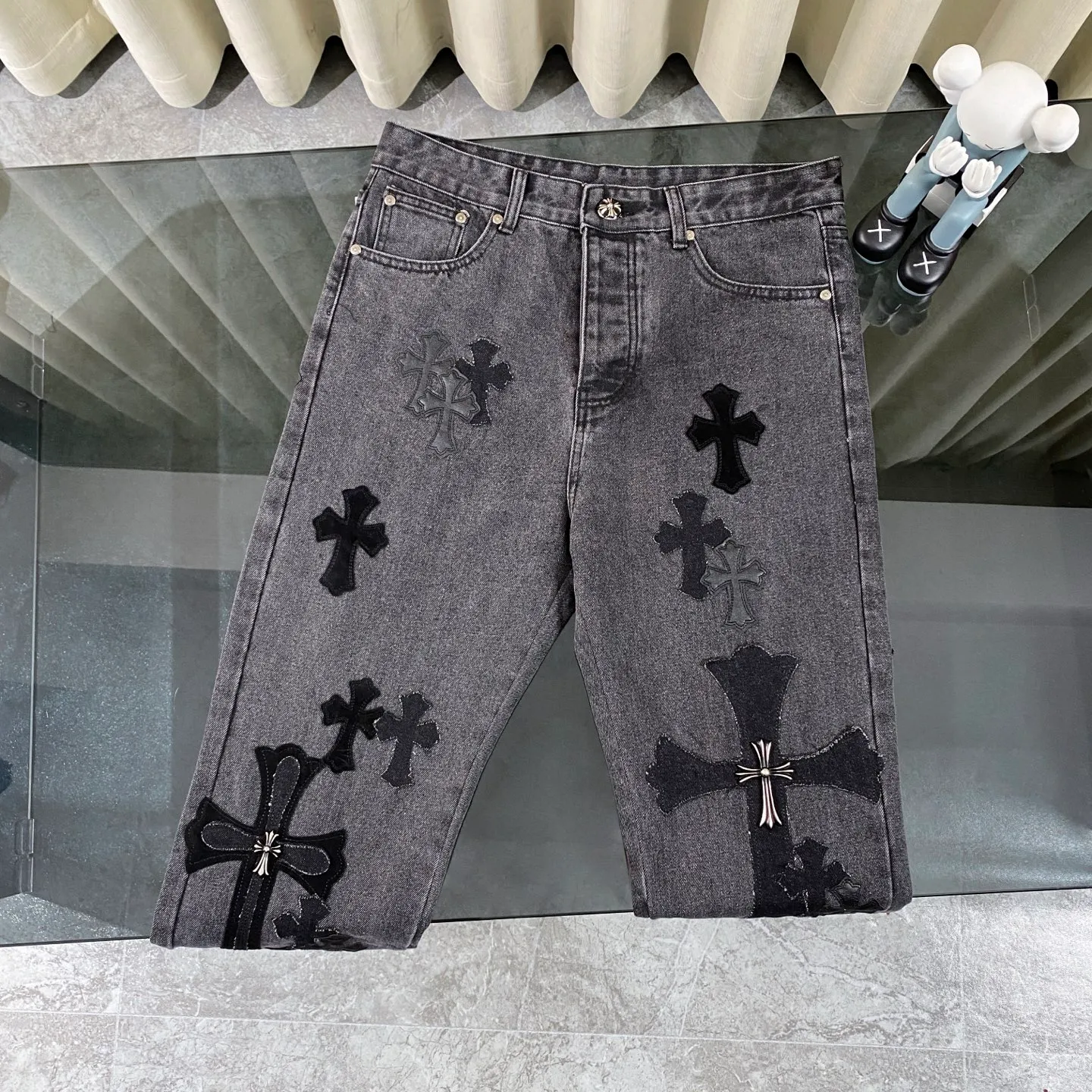 P310 CH Chromehearts black cross-stitched leather black and gray heavy-duty cow king jeans. The cabinet price is 34W level. The patchwork cross pattern is embellished and the jeans are washed! ! An absolutely high-end luxury product, a 1.9W-level god-level single product, a super popular product, made by top heavy industry, a magic weapon that cannot be missed! [About Zangyin] This is an extremely luxurious fashion brand that can also be called the aristocracy of the high street. It has always been an exclusive brand for some hipsters or rich second generations. Compared with ordinary high streets, it is more luxurious and noble. Compared with luxury brands, it is more fashionable and individual. It has always been a brand that I have a special liking for. [Top heavy industry fashion design] Consistently high-street luxury style. Speaking of this style, the Zangyin family and GU family are definitely the leading representative brands. Especially the Zangyin family has really achieved a state-of-the-art effect in creating high-street style. The unique washed material is used to create this style. The color system is already quite eye-catching. After it is decorated with patchwork cross flowers, it cleverly highlights the charm of the brand. Secondly, this style uses classic The high-waist cutting design highlights the long legs and fashionable temperament of the upper body. The brand is highly recognizable and the slim fit configuration is more suitable for daily wear. It is a product that interprets personality, fashion, and specifications at a glance. This single product is enough to make any fan excited. It can be a white T-shirt for a youthful college style, or a tight suspender for a royal style. It has strong matching ability and can be easily controlled by men.  [Materials and craftsmanship] Needless to say, this point goes without saying. As an excellent craftsman brand, Zangyin’s requirements for details and craftsmanship are really perfect. The washed color of this model has gone through so many processes, not to mention the embellishment of denim appliques. It is also purely hand-made and sewn. Just like what they believe in, only hand-made things have soul and have the meaning of wear. A top-notch heavy-duty fashionable denim item, I look forward to your perfect interpretation! !  Color: black gray Size: 28-36